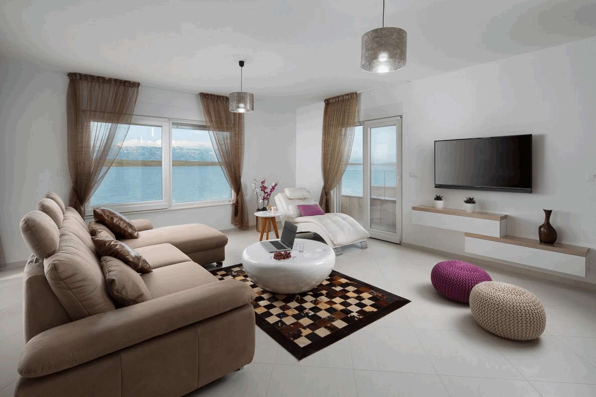 Apartment Vista Royal 1