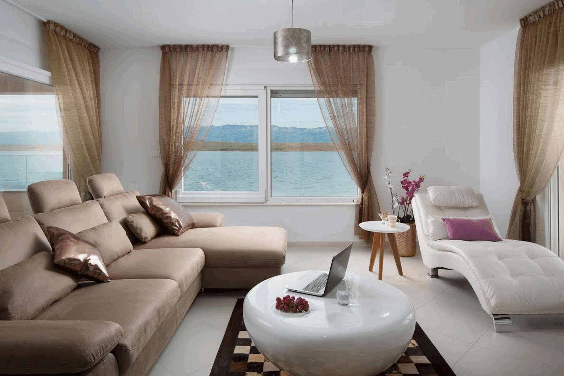 Apartment Vista Royal 1