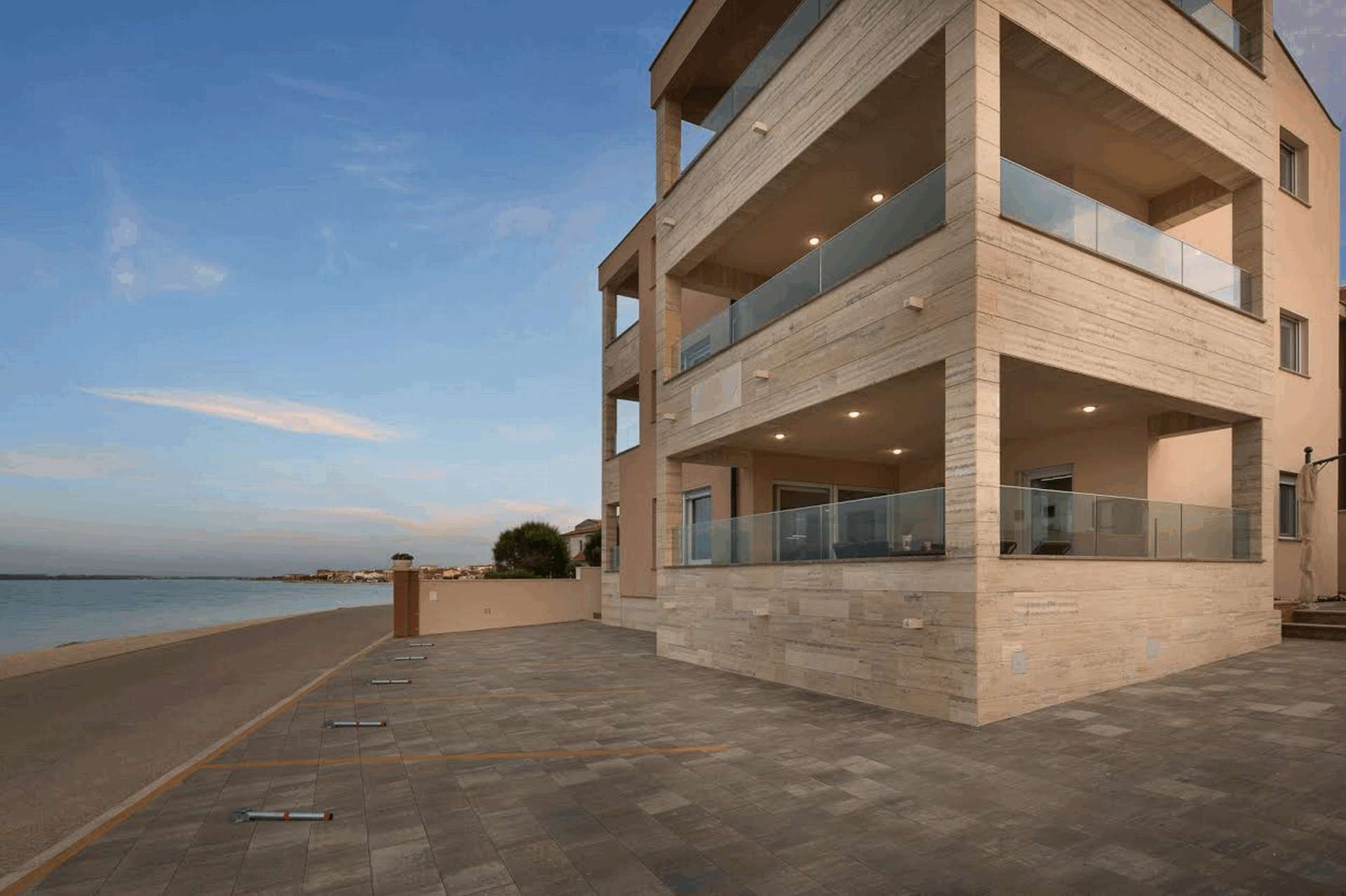 Apartment Vista Royal 3